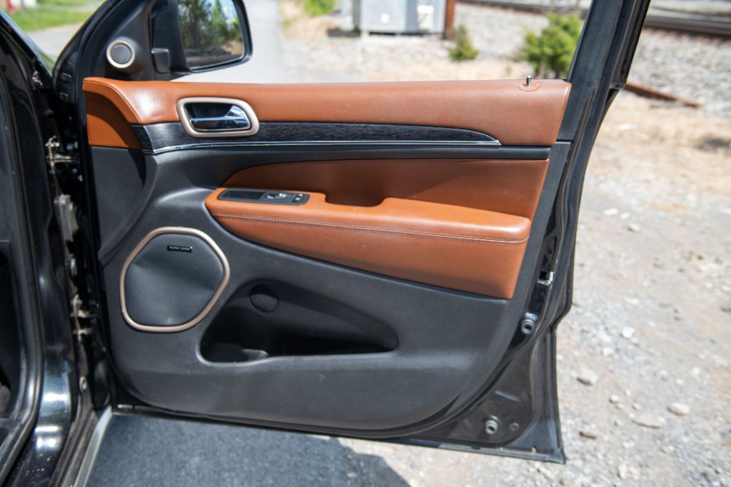 2016 Jeep Grand Cherokee Summit photo 21